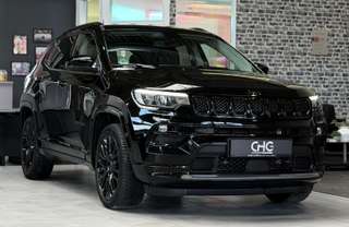 Schräge Frontansicht auf einen Jeep Compass , freigestellt