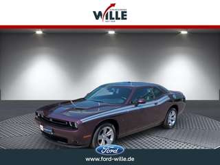 Schräge Frontansicht auf einen Dodge Challenger , freigestellt
