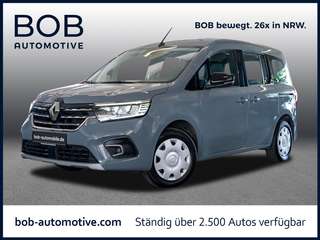 Schräge Frontansicht auf einen Renault Kangoo , freigestellt