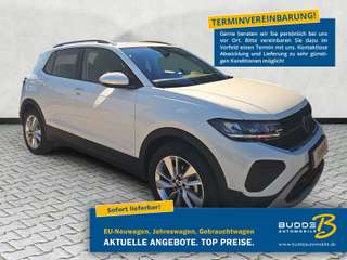 Schräge Frontansicht auf einen Volkswagen T-Cross , freigestellt