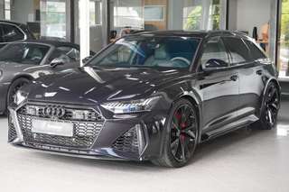 Schräge Frontansicht auf einen Audi RS6 , freigestellt