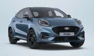 Schräge Frontansicht auf einen Ford Puma , freigestellt