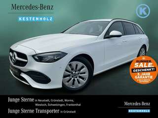 Schräge Frontansicht auf einen Mercedes-Benz C-Klasse , freigestellt
