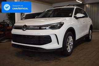 Schräge Frontansicht auf einen Volkswagen Tiguan , freigestellt