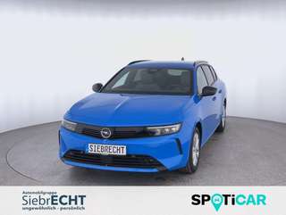 Schräge Frontansicht auf einen Opel Astra , freigestellt