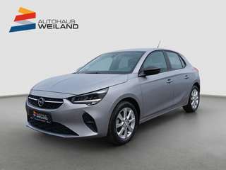 Schräge Frontansicht auf einen Opel Corsa , freigestellt