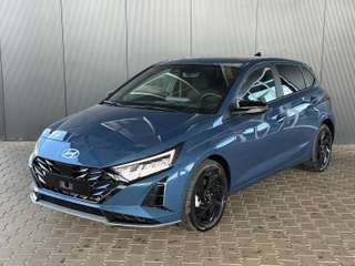 Schräge Frontansicht auf einen Hyundai i20 , freigestellt