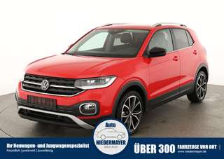 Schräge Frontansicht auf einen Volkswagen T-Cross , freigestellt
