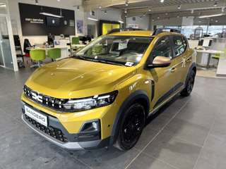 Schräge Frontansicht auf einen Dacia Sandero , freigestellt