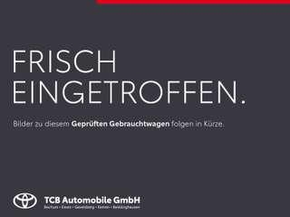 Schräge Frontansicht auf einen Toyota RAV4 , freigestellt