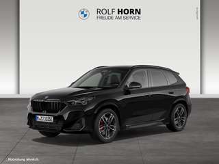 Schräge Frontansicht auf einen BMW X1 , freigestellt