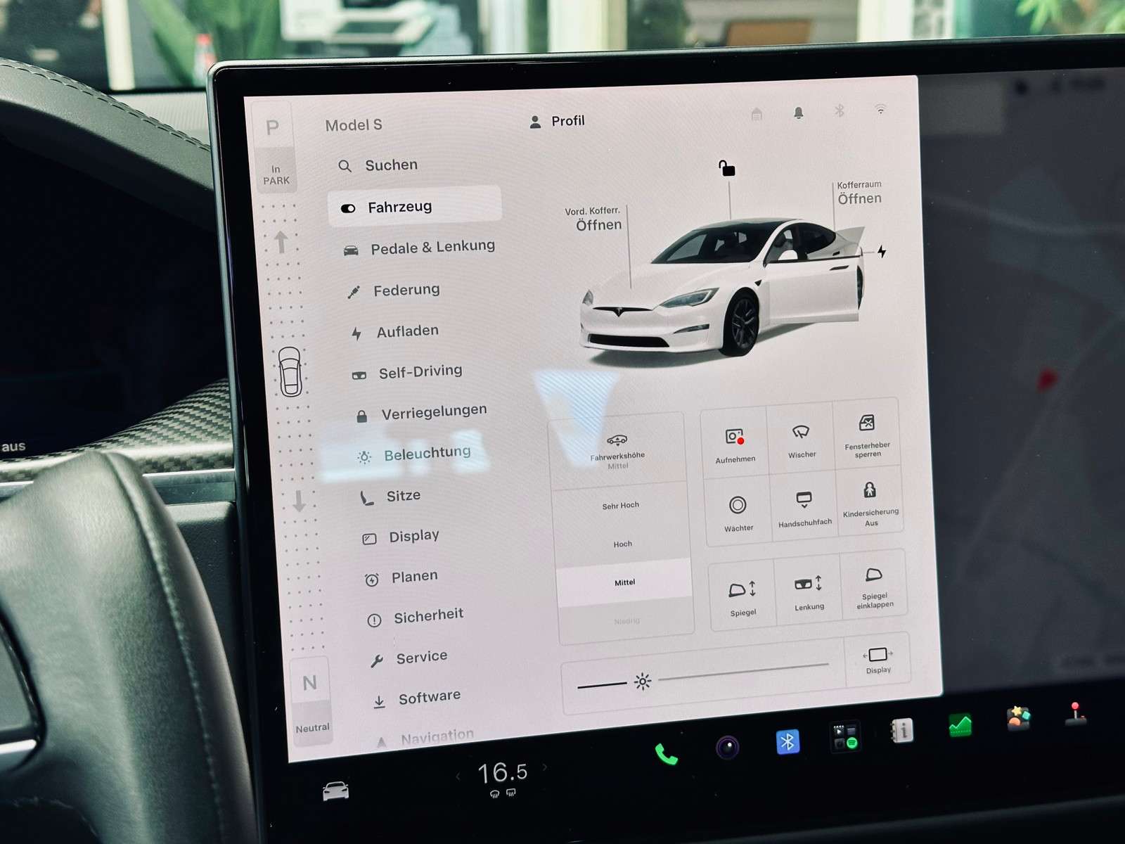 Fahrzeugbild eines TESLA Model S