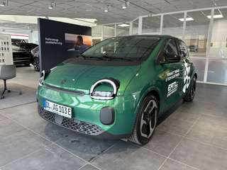 Schräge Frontansicht auf einen Renault Twingo , freigestellt