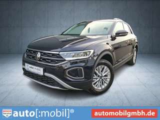 Schräge Frontansicht auf einen Volkswagen T-Roc , freigestellt