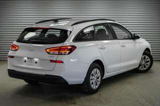 Schräge Frontansicht auf einen Hyundai i30 , freigestellt