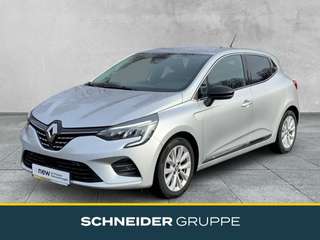 Schräge Frontansicht auf einen Renault Clio , freigestellt