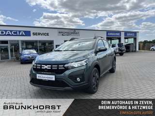 Schräge Frontansicht auf einen Dacia Sandero , freigestellt