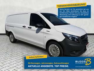 Schräge Frontansicht auf einen Mercedes-Benz eVito , freigestellt