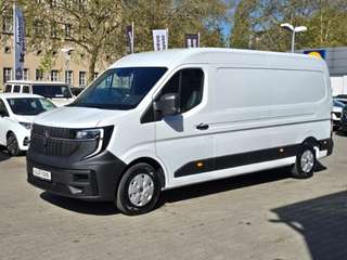 Schräge Frontansicht auf einen Renault Master , freigestellt