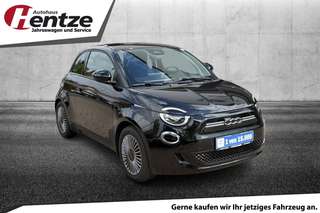 Schräge Frontansicht auf einen Fiat 500 , freigestellt