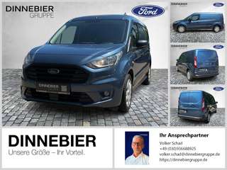 Schräge Frontansicht auf einen Ford Transit Connect , freigestellt