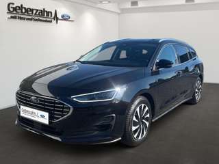 Schräge Frontansicht auf einen Ford Focus , freigestellt