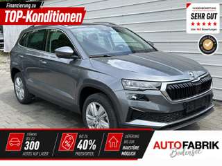 Schräge Frontansicht auf einen Skoda Karoq , freigestellt