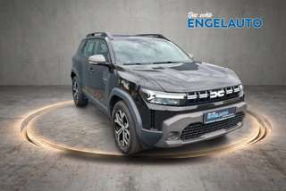 Schräge Frontansicht auf einen Dacia Duster , freigestellt