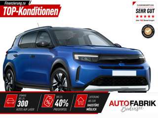 Schräge Frontansicht auf einen Opel Frontera , freigestellt