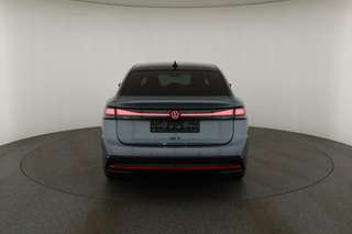 Schräge Frontansicht auf einen Volkswagen ID.7 , freigestellt