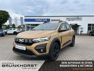 Schräge Frontansicht auf einen Dacia Sandero , freigestellt