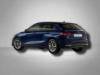 Schräge Frontansicht auf einen Audi A3 , freigestellt