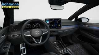 Schräge Frontansicht auf einen Volkswagen Golf , freigestellt
