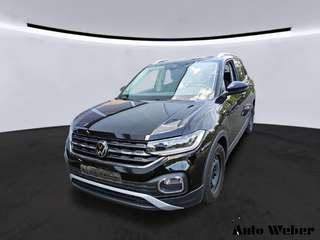Schräge Frontansicht auf einen Volkswagen T-Cross , freigestellt