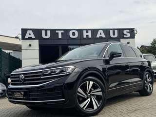 Schräge Frontansicht auf einen Volkswagen Touareg , freigestellt