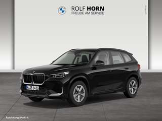 Schräge Frontansicht auf einen BMW X1 , freigestellt