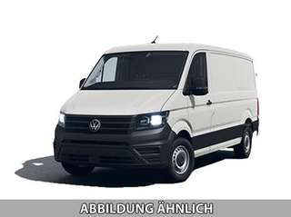 Schräge Frontansicht auf einen Volkswagen Crafter , freigestellt