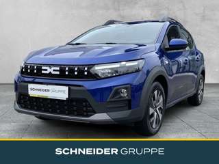 Schräge Frontansicht auf einen Dacia Sandero , freigestellt