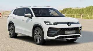 Schräge Frontansicht auf einen Volkswagen Tayron , freigestellt