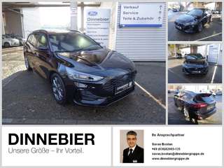 Schräge Frontansicht auf einen Ford Focus , freigestellt