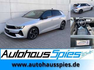 Schräge Frontansicht auf einen Opel Astra , freigestellt