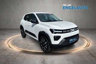 Schräge Frontansicht auf einen Dacia Spring , freigestellt