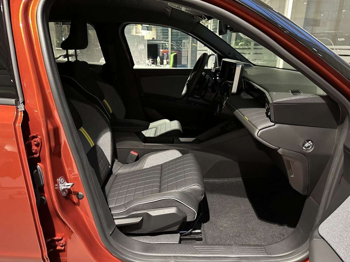 Fahrzeugbild eines Renault 4 E-TECH