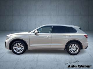 Schräge Frontansicht auf einen Volkswagen Touareg , freigestellt