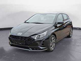 Schräge Frontansicht auf einen Hyundai i20 , freigestellt