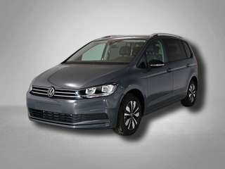 Schräge Frontansicht auf einen Volkswagen Touran , freigestellt