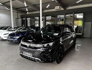 Schräge Frontansicht auf einen Volkswagen Tiguan , freigestellt