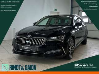 Schräge Frontansicht auf einen Skoda Superb , freigestellt
