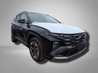 Schräge Frontansicht auf einen Hyundai Tucson , freigestellt