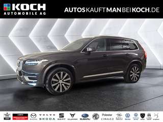 Schräge Frontansicht auf einen Volvo XC90 , freigestellt
